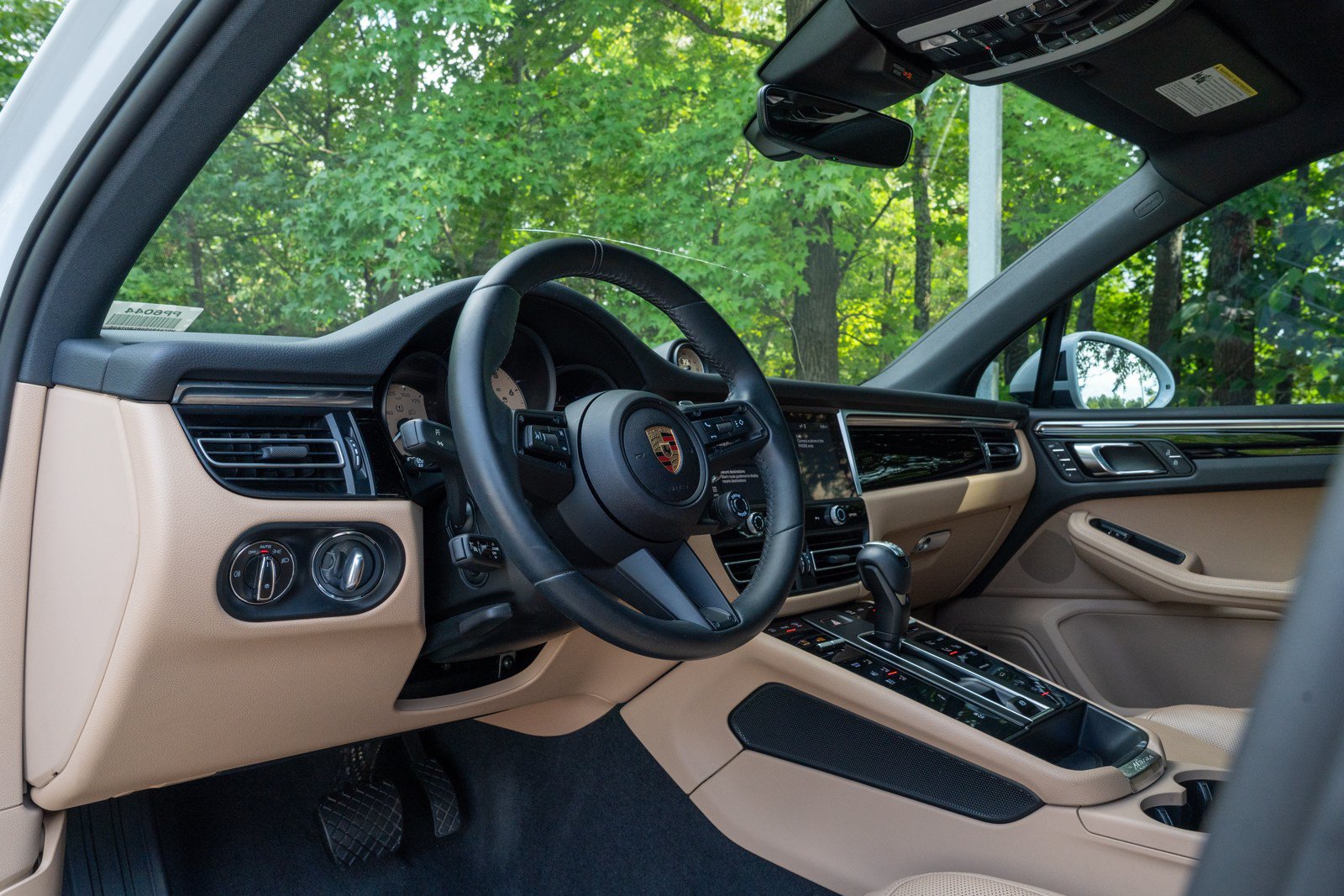 Certified 2024 Porsche Macan AWD/4WD image 4