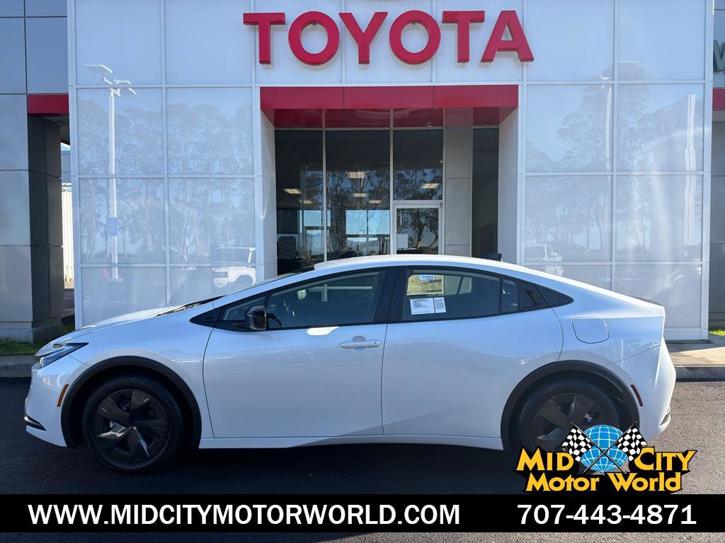 Used 2020 Toyota Prius LE image 1