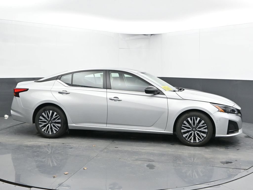 Used 2024 Nissan Altima 2.5 SV FWD image 12