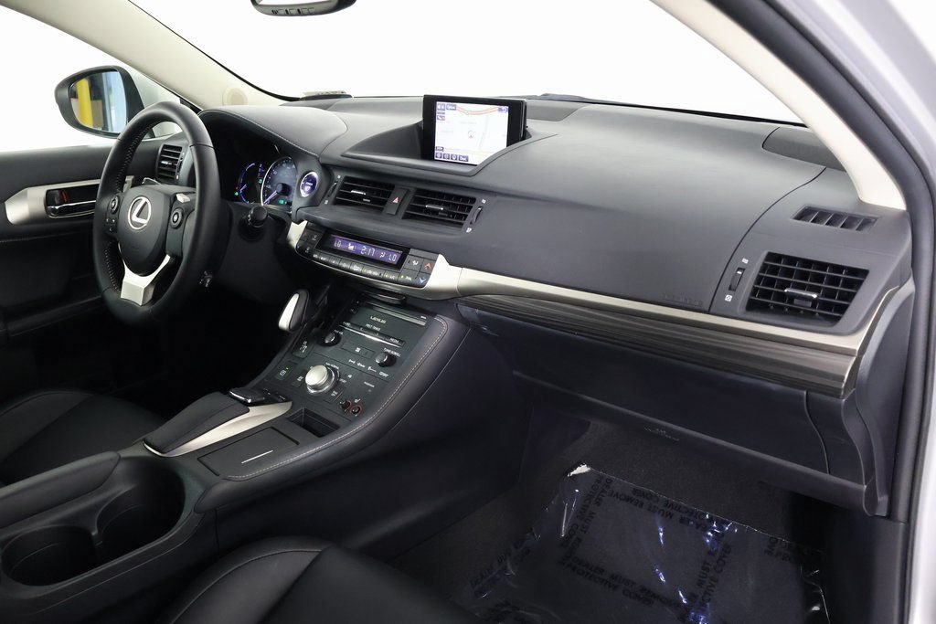 Used 2016 Lexus CT 200h w/ Navigation Package FWD image 9
