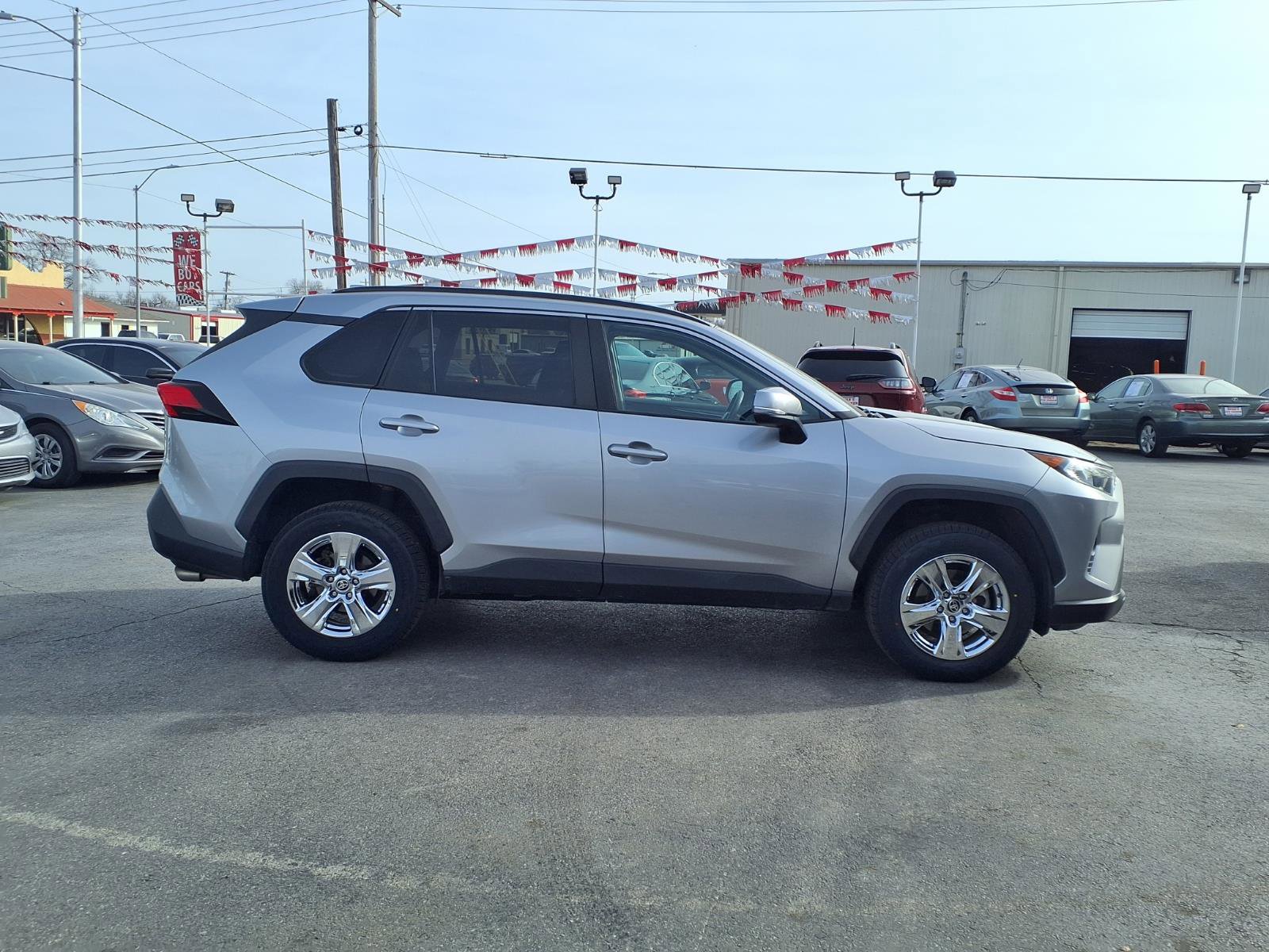 Used 2021 Toyota RAV4 XLE w/ Convenience Package image 24