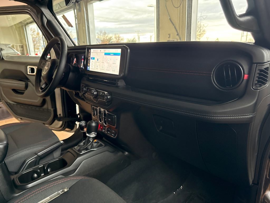 Used 2025 Jeep Wrangler Unlimited Rubicon AWD/4WD image 24