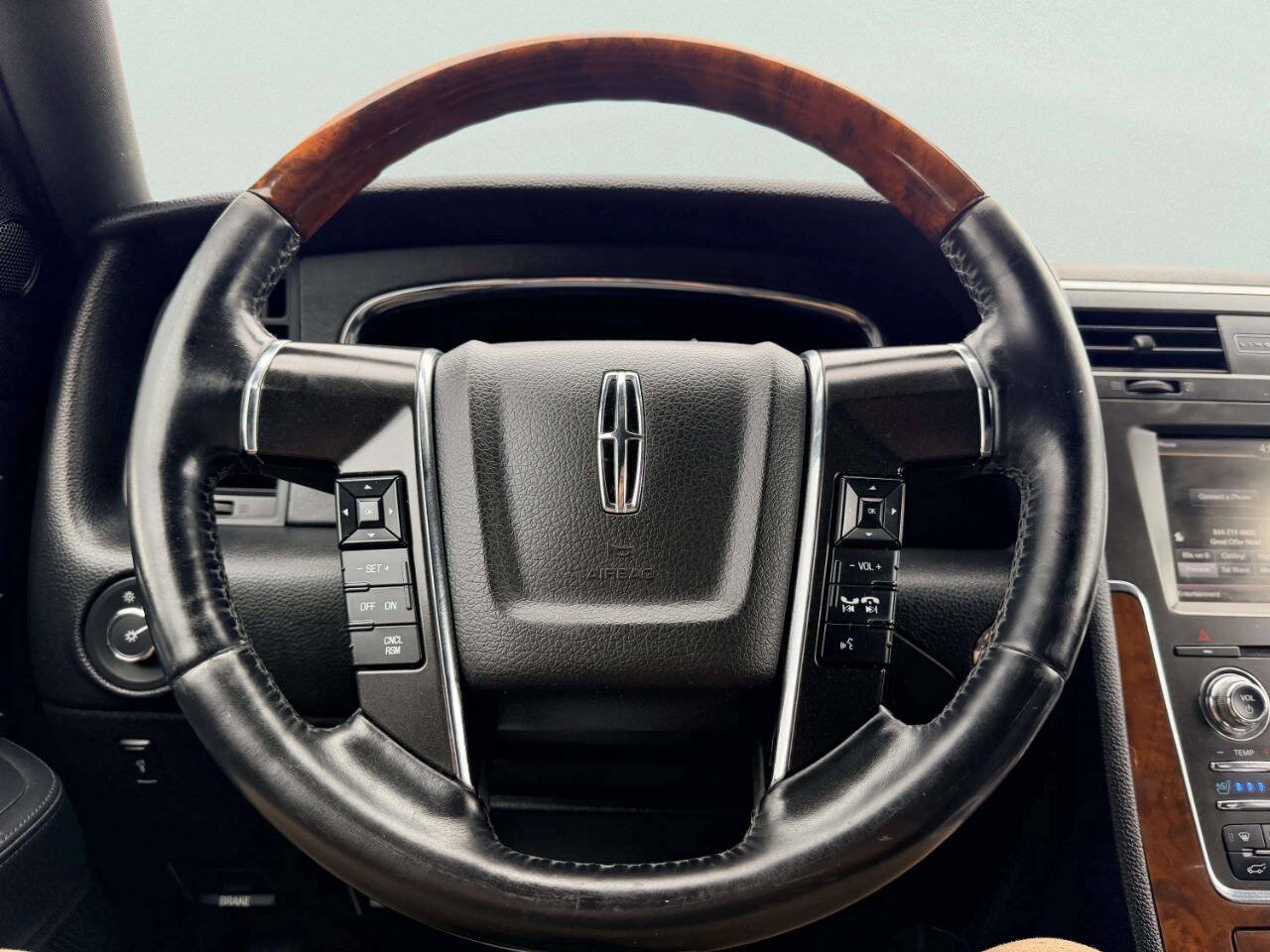 Used 2015 Lincoln Navigator 4WD image 38