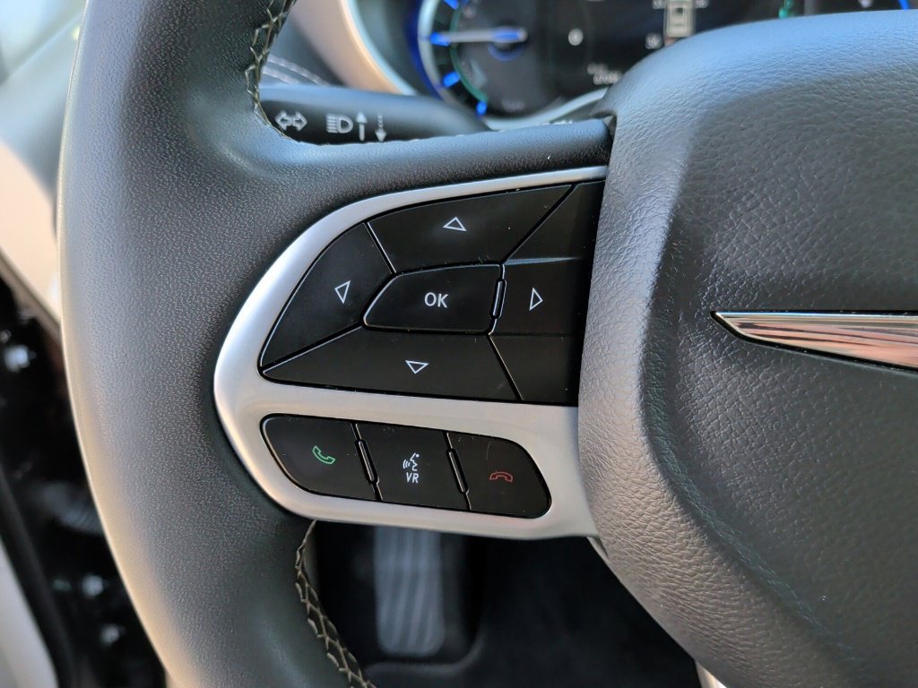 Used 2023 Chrysler Pacifica Touring-L FWD image 17