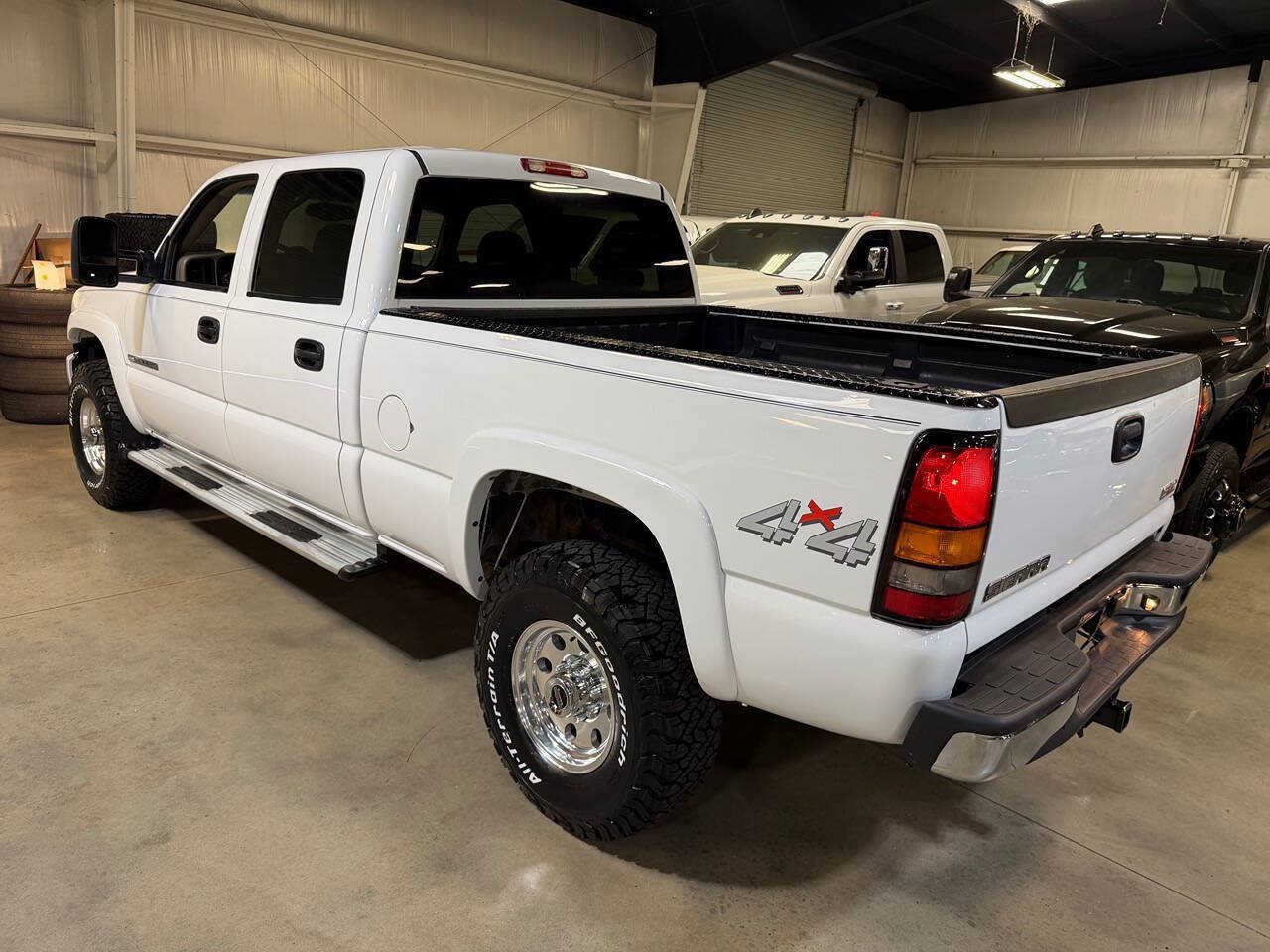 Used 2006 GMC Sierra 2500 SLE w/ Heavy-Duty Power Package AWD/4WD image 2