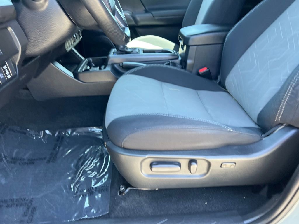 Used 2022 Toyota Tacoma TRD Off-Road w/ Technology Package AWD/4WD image 22