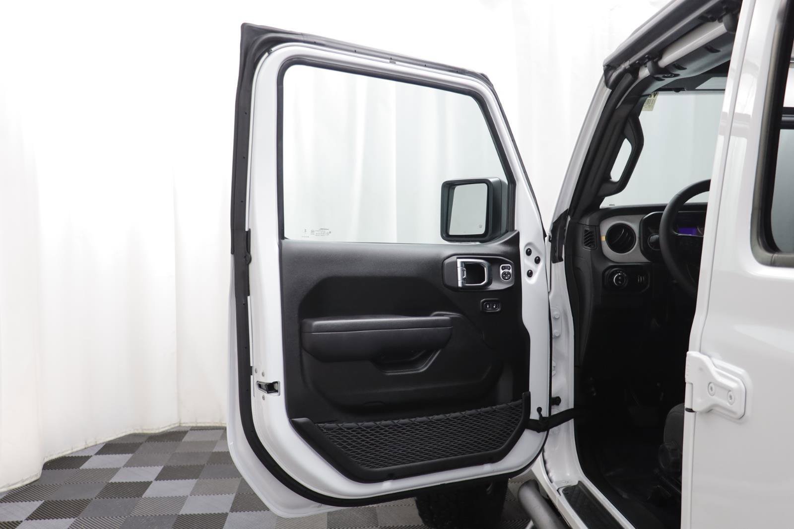 Used 2025 Jeep Gladiator Sport image 6