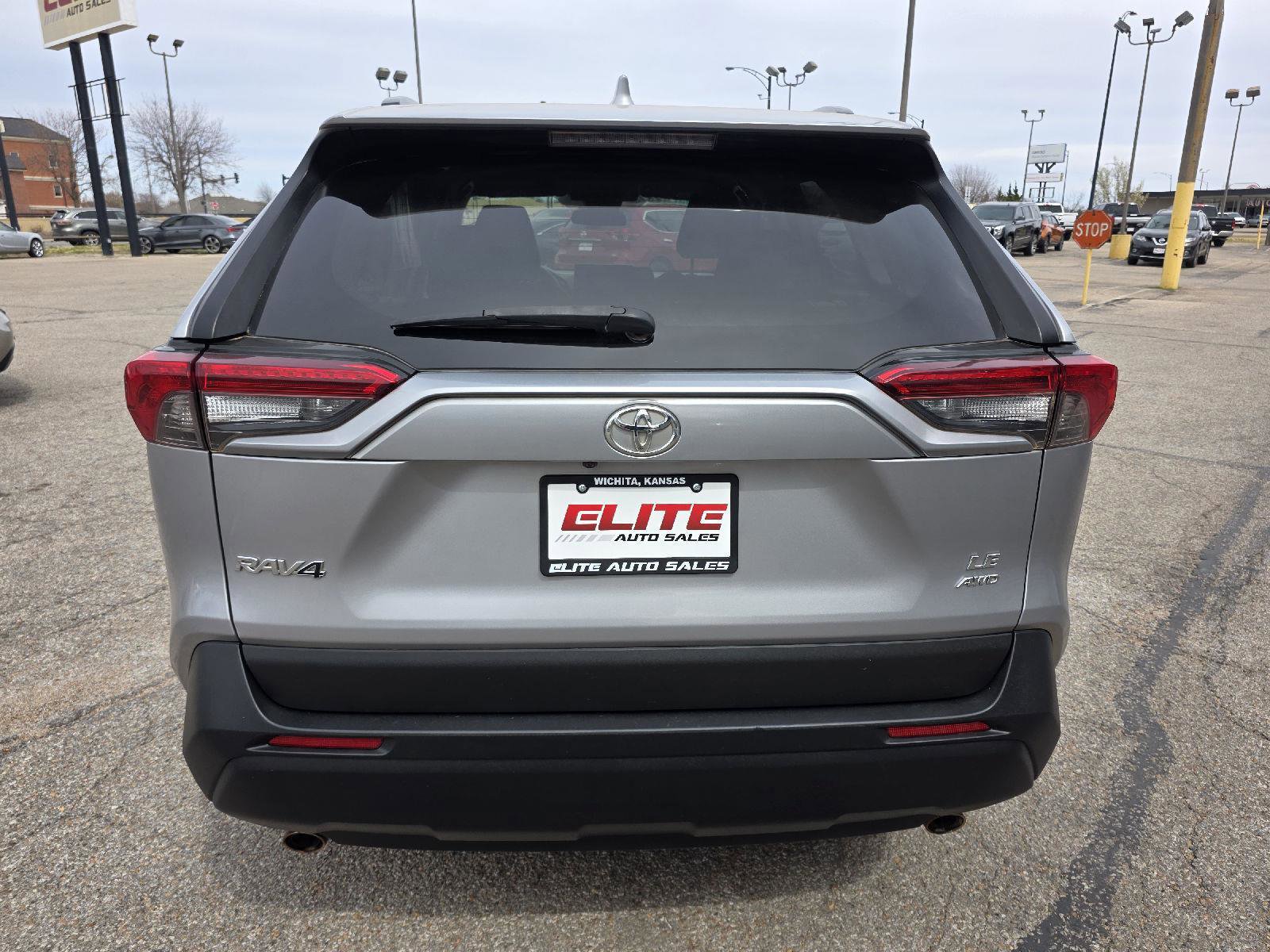 Used 2020 Toyota RAV4 LE AWD/4WD image 6