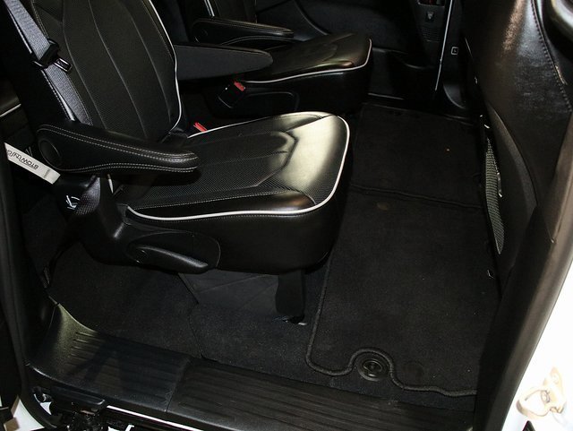 Used 2025 Chrysler Pacifica Limited image 30