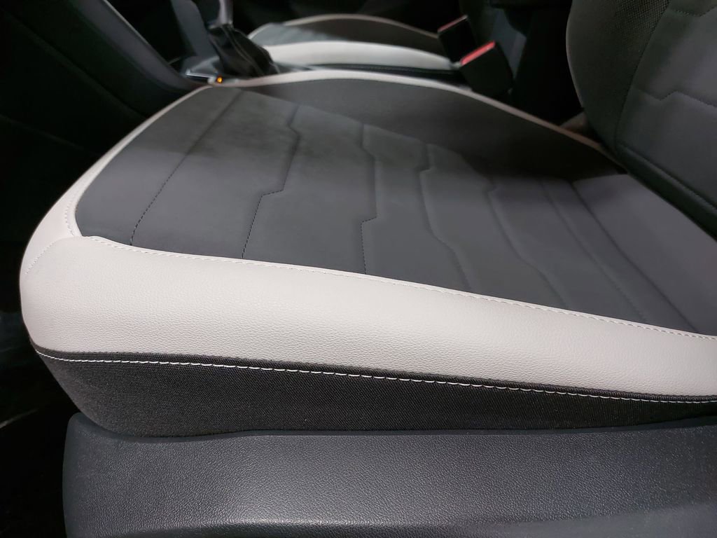 Used 2025 Volkswagen Taos SE image 29