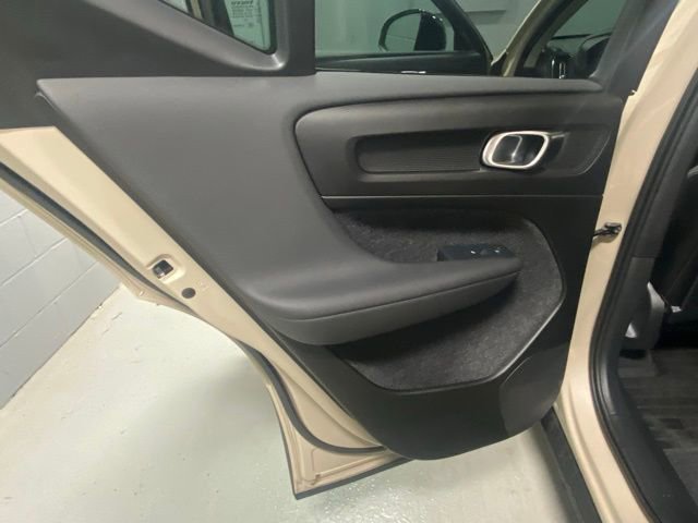 Certified 2025 Volvo XC40 B5 Ultra image 8