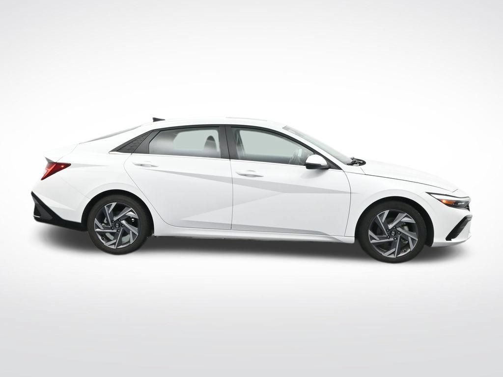 Used 2025 Hyundai Elantra Limited FWD image 4