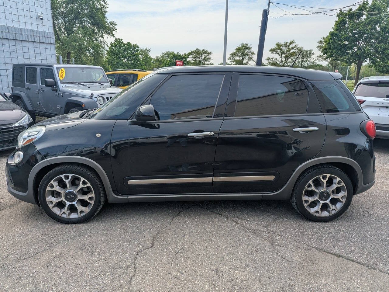 Used 2014 FIAT 500L Trekking w/ Popular Equipment Group FWD image 4