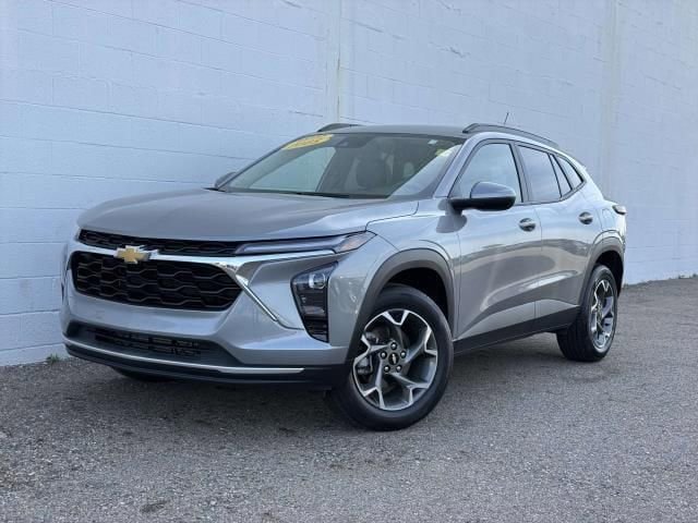 Certified 2025 Chevrolet Trax LT FWD image 1