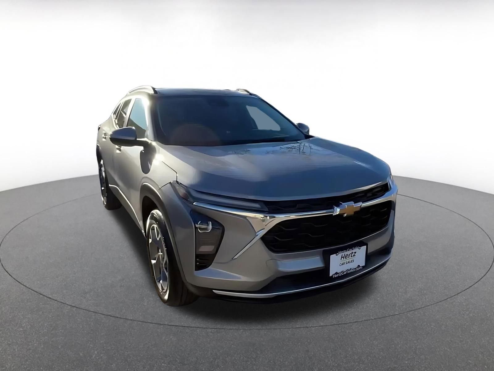 Used 2025 Chevrolet Trax LT image 3