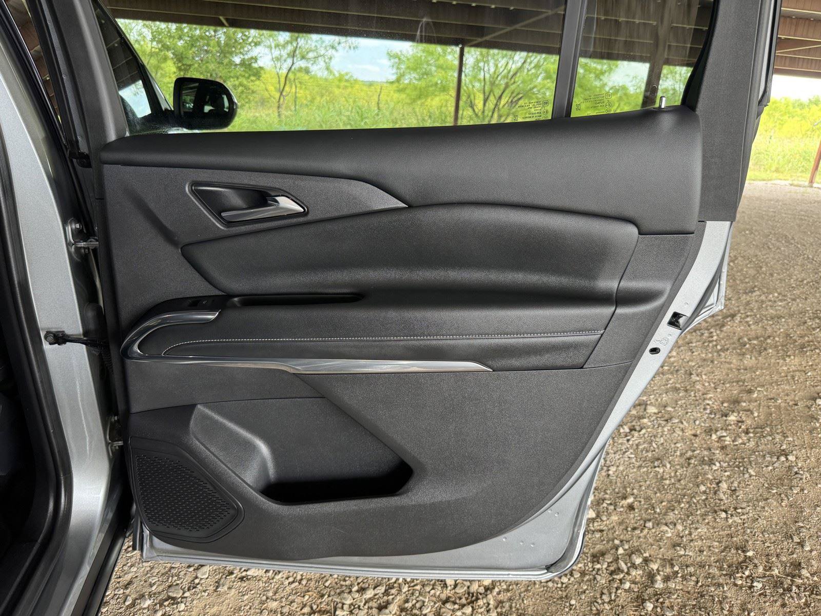 Used 2025 Chevrolet Traverse LT FWD image 39