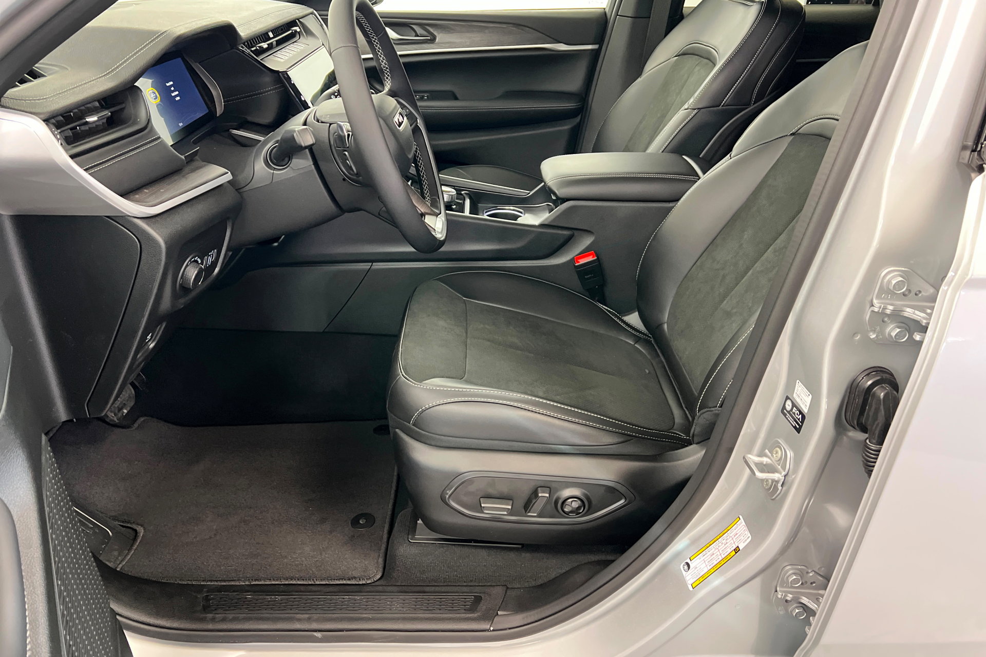 New 2026 Jeep Grand Cherokee Altitude AWD/4WD image 17