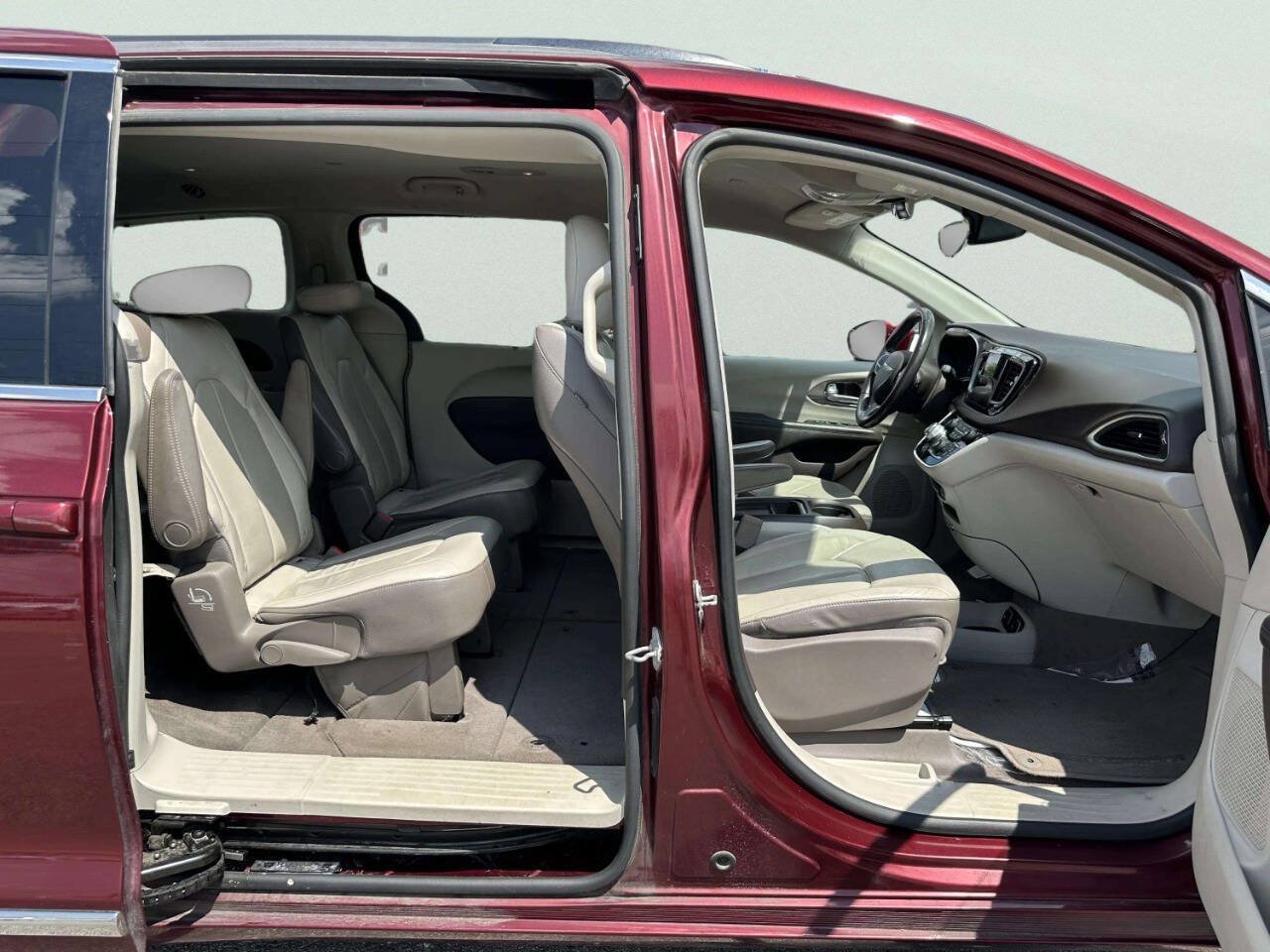 Used 2017 Chrysler Pacifica Touring-L FWD image 19