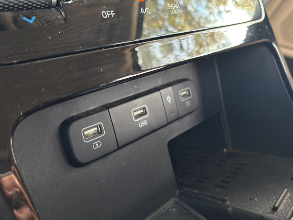 Used 2024 Kia Carnival EX FWD image 27