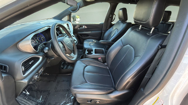 Used 2025 Chrysler Pacifica Select FWD image 18