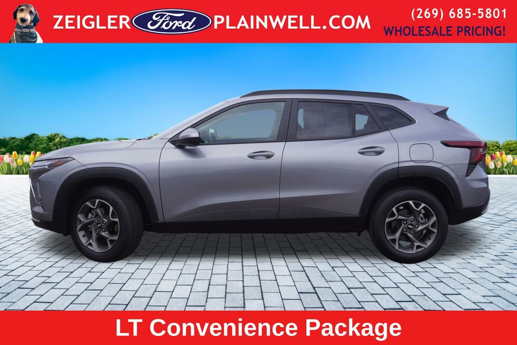 Used 2025 Chevrolet Trax LT w/ LT Convenience Package image 2