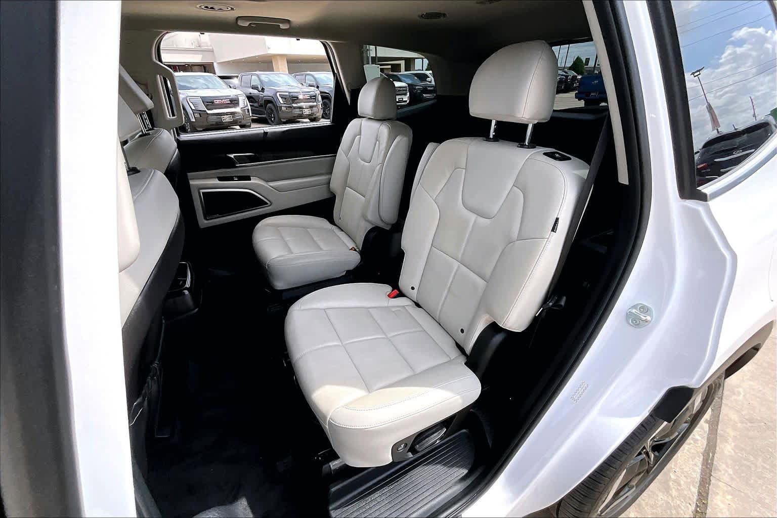 Used 2024 Kia Telluride EX w/ EX Captain's Chair Package image 20