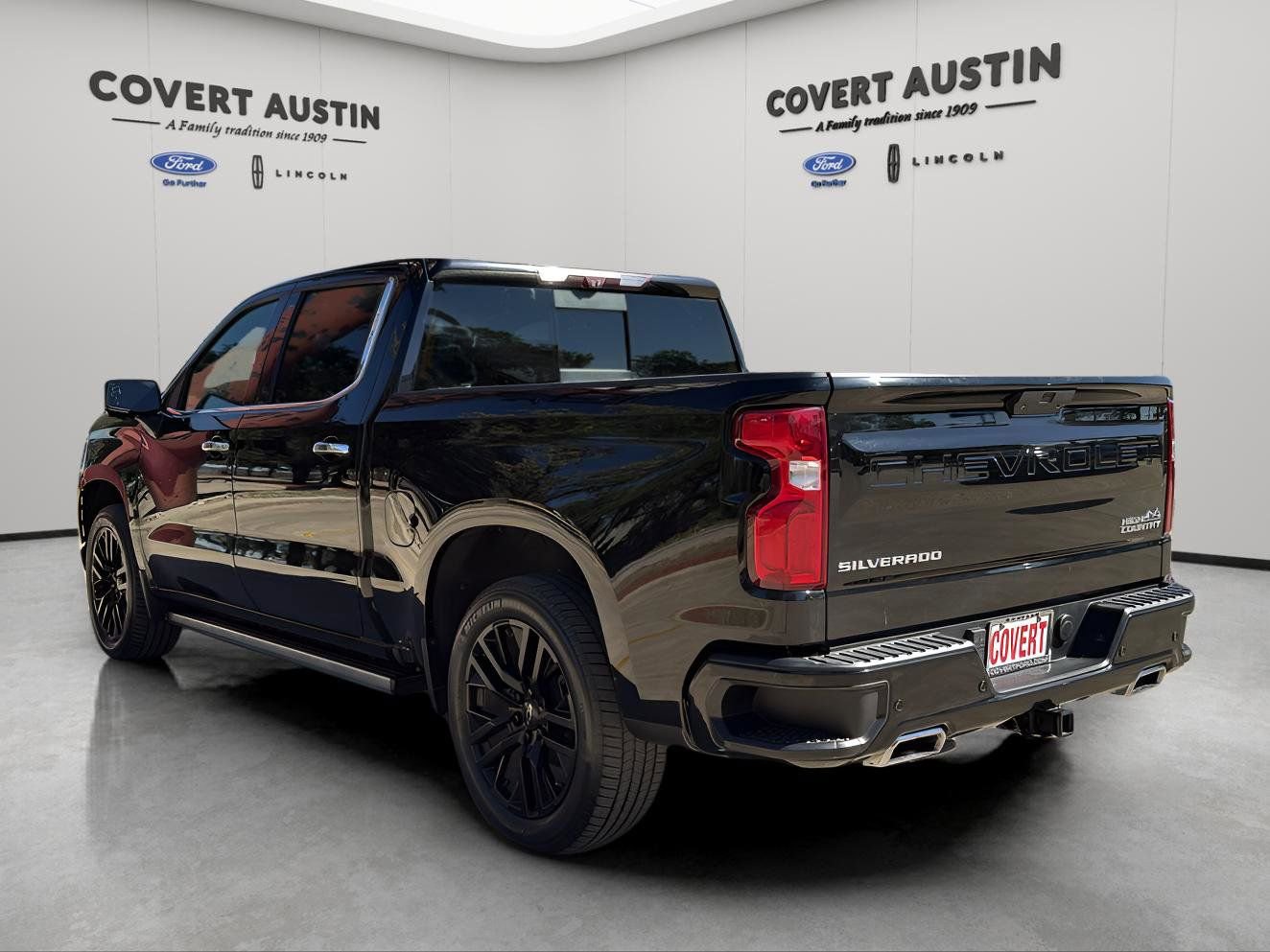 Used 2021 Chevrolet Silverado 1500 High Country w/ Technology Package image 3