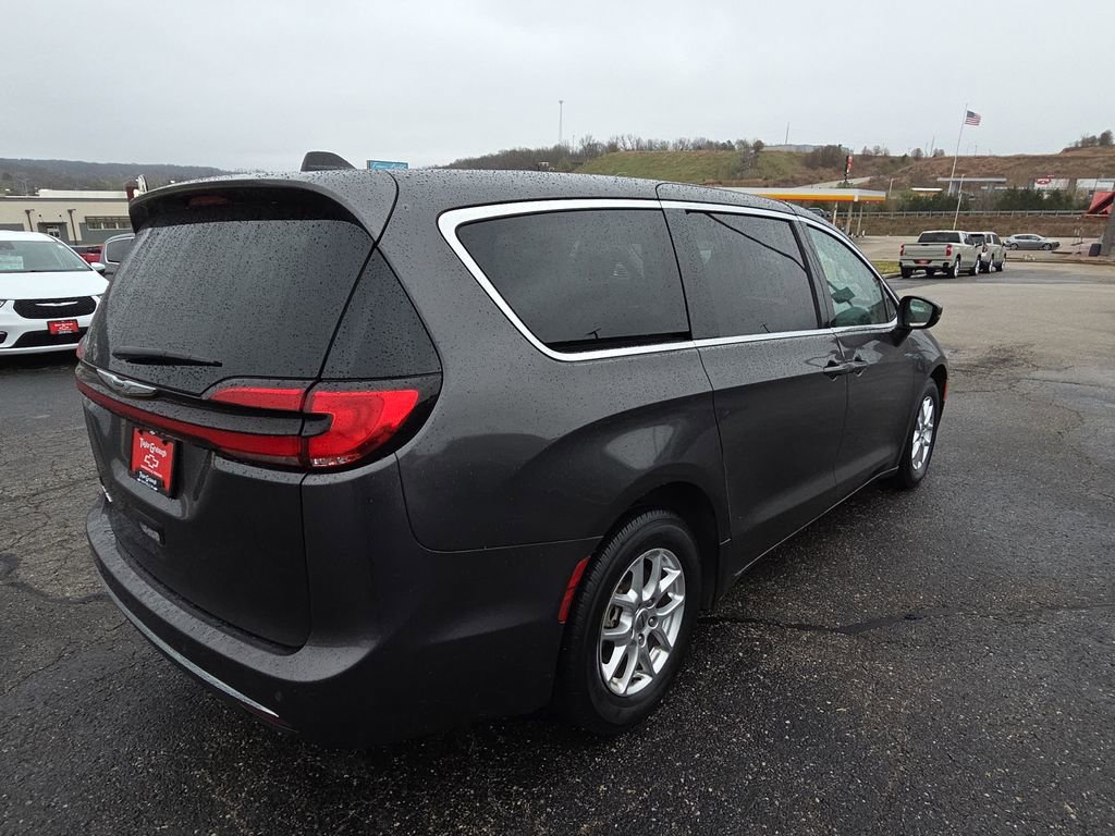 Used 2023 Chrysler Pacifica Touring-L image 8