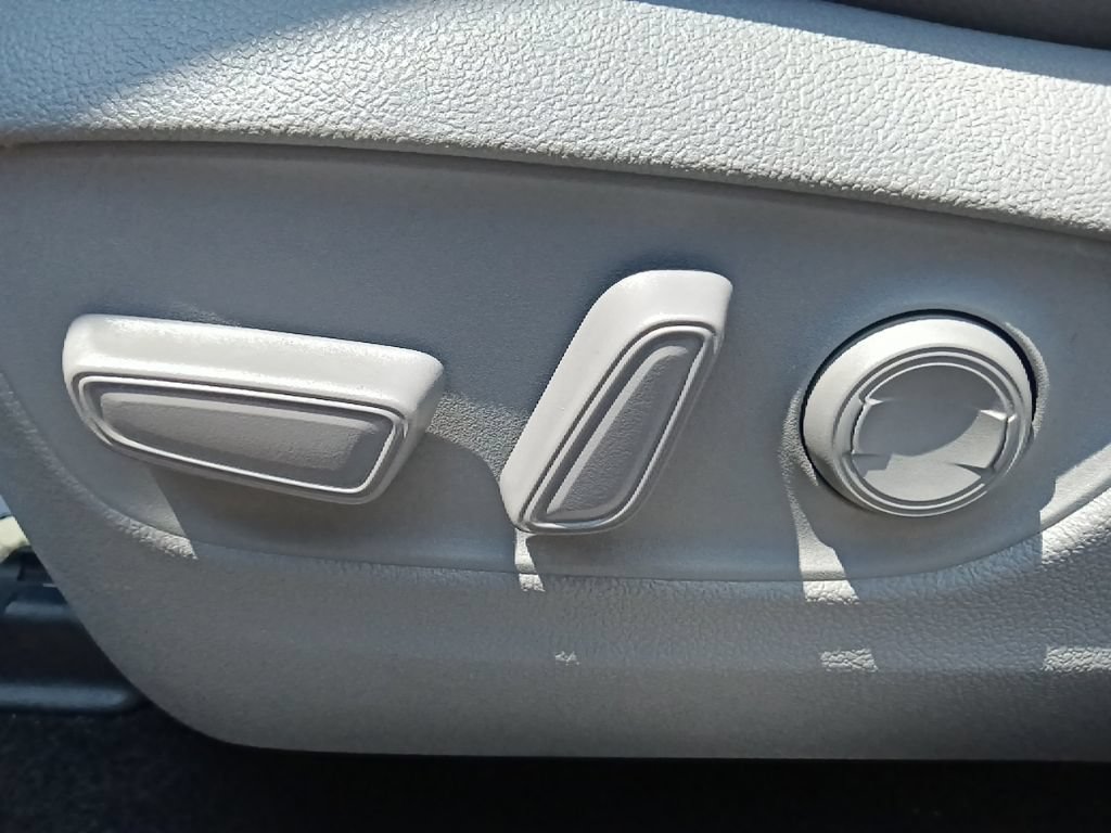 Used 2022 Toyota Highlander XLE AWD/4WD image 16
