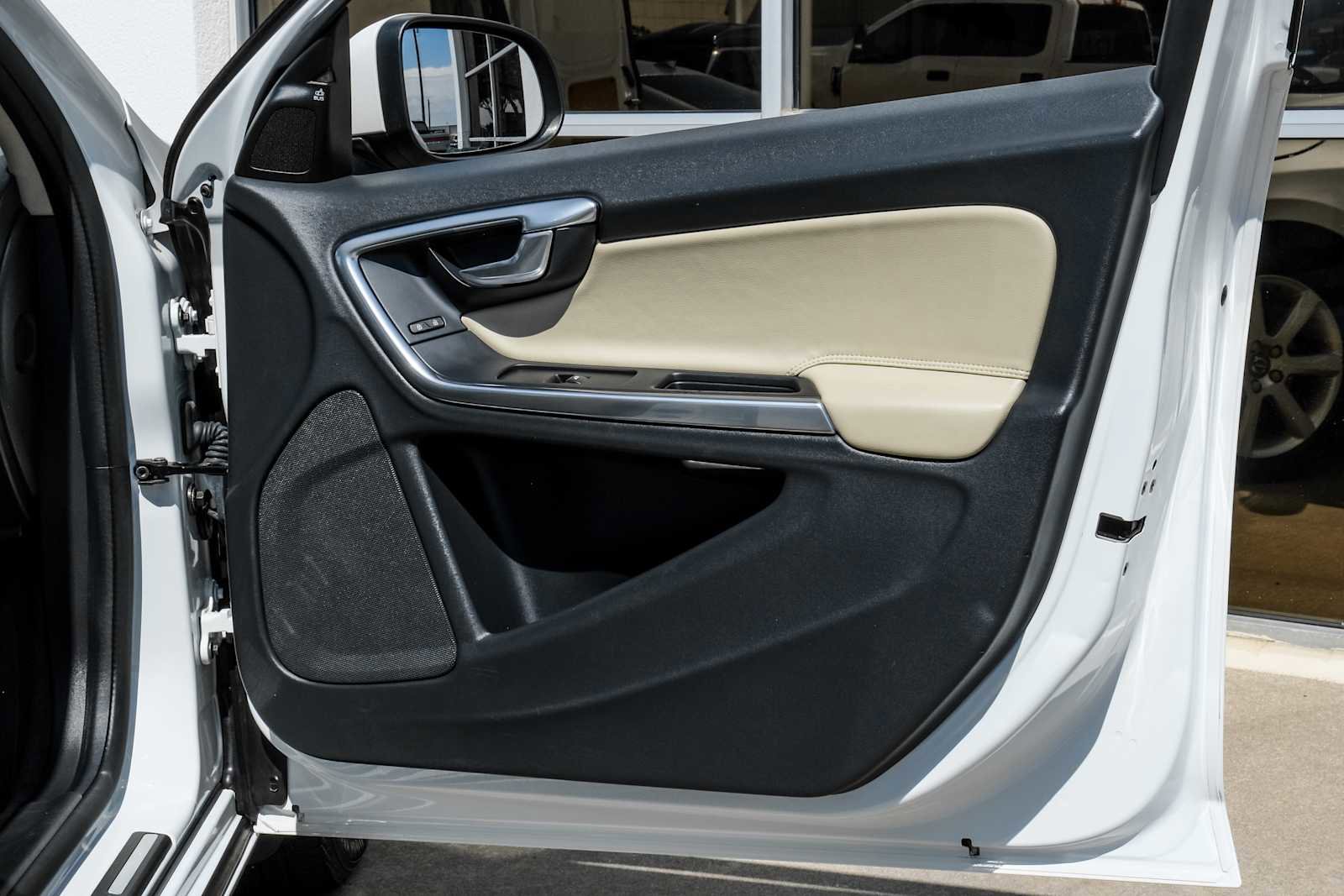 Used 2017 Volvo V60 T5 Premier w/ Convenience Package image 43