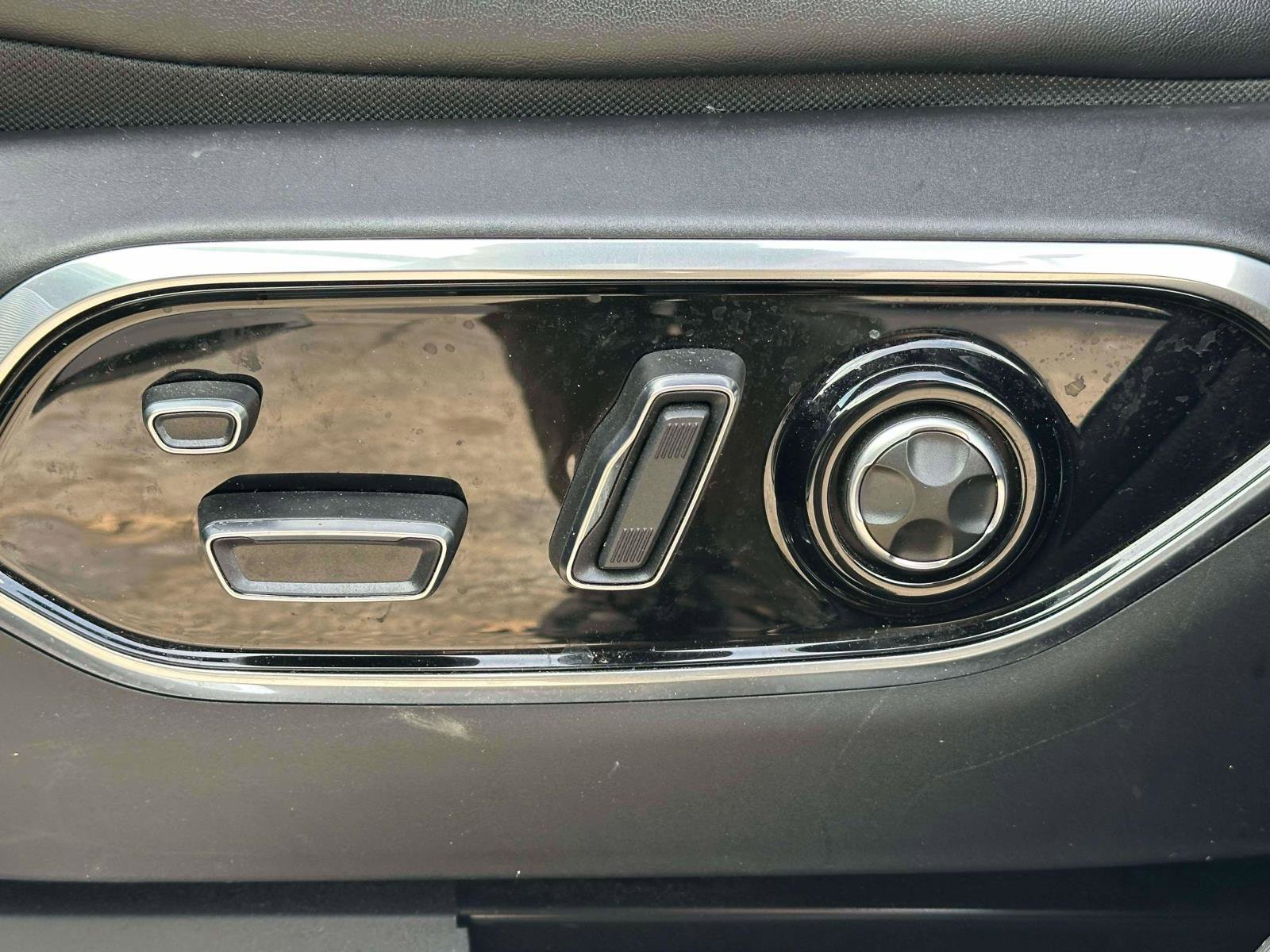 Used 2022 Jeep Grand Cherokee Overland w/ Luxury Tech Group IV image 16