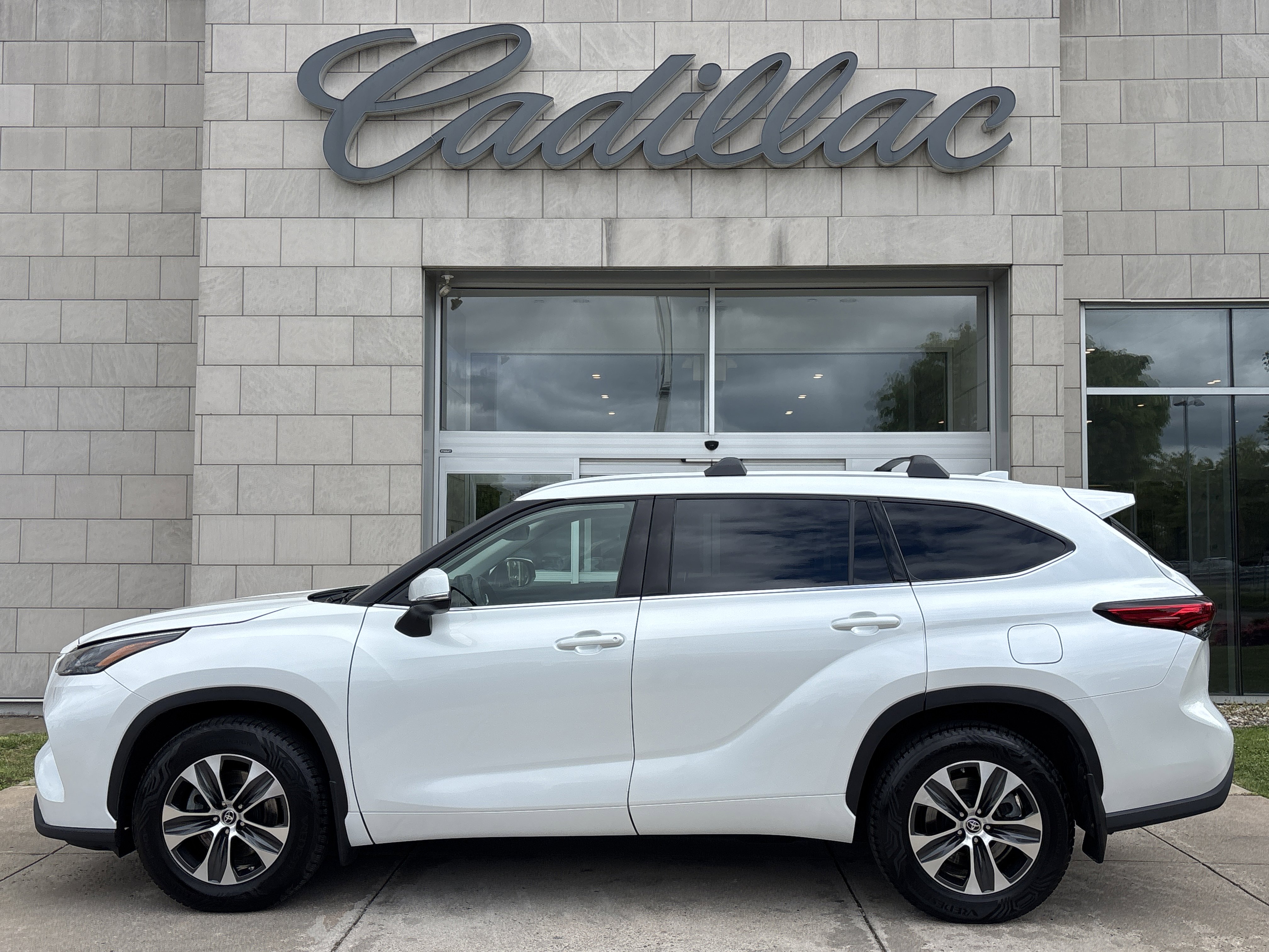 Used 2022 Toyota Highlander XLE AWD/4WD image 10