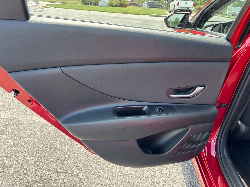Used 2025 Hyundai Elantra SEL FWD image 40