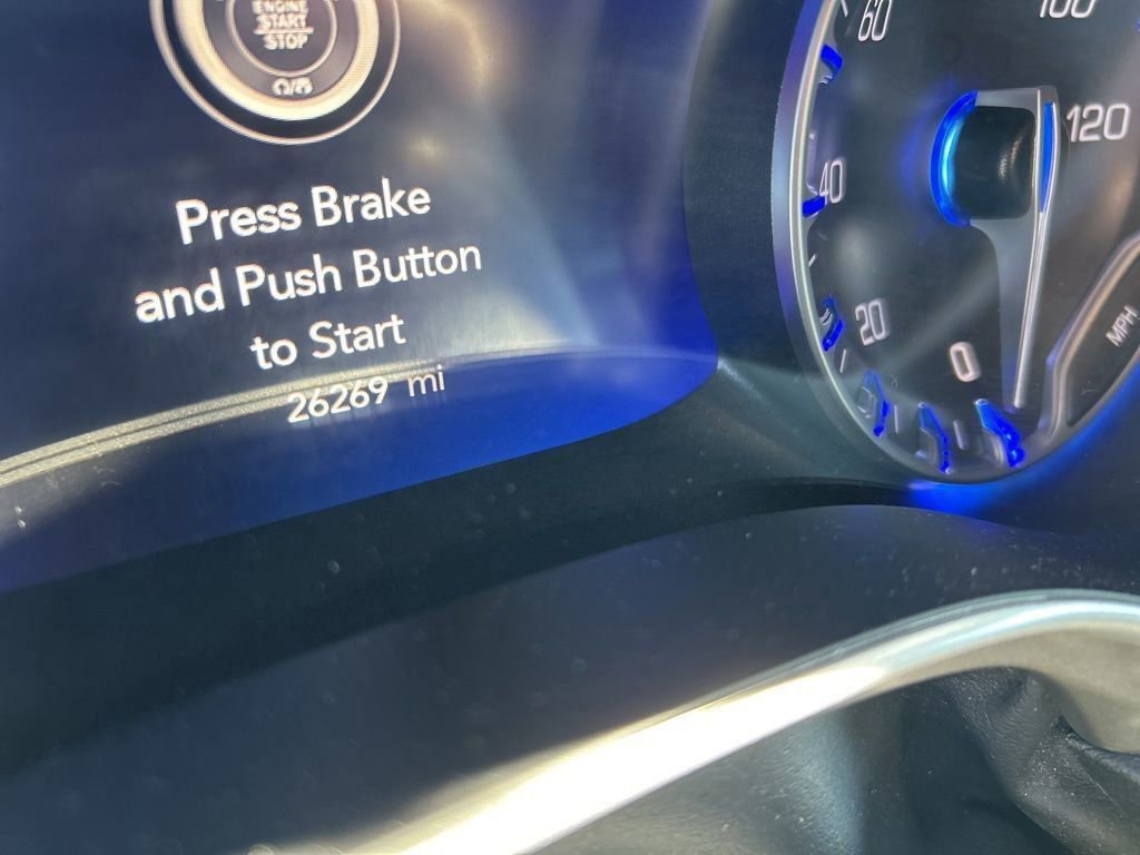 Used 2025 Chrysler Pacifica Select image 11