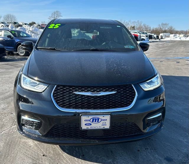 Used 2025 Chrysler Pacifica Select image 2