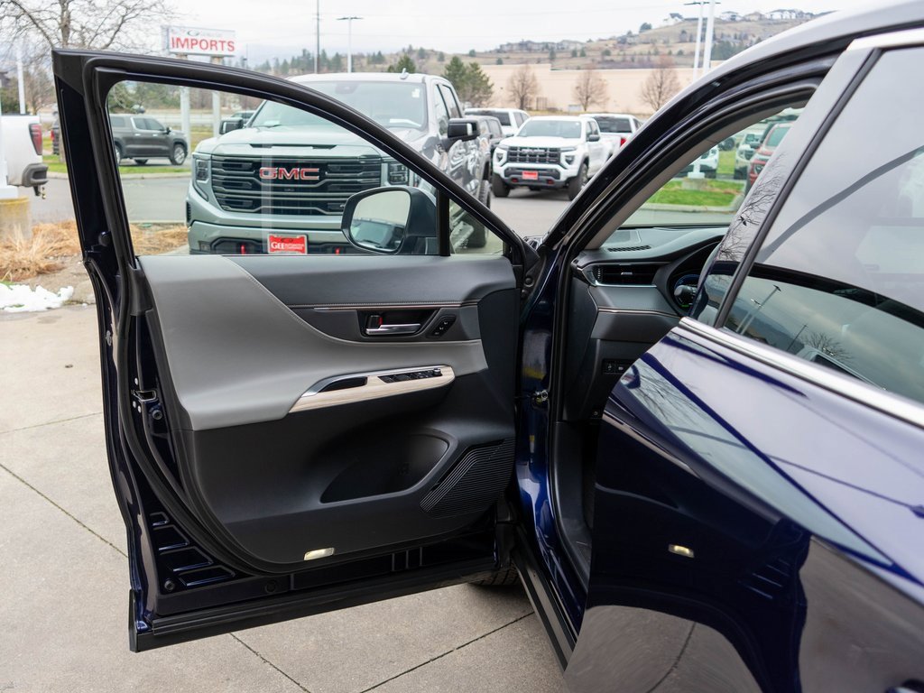 Used 2024 Toyota Venza Limited image 16