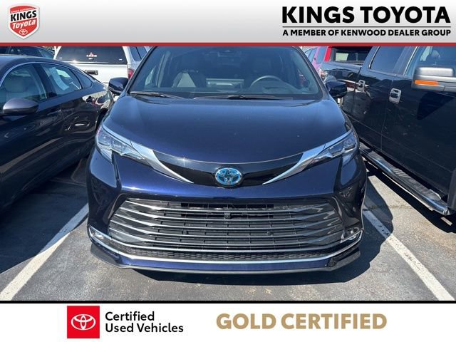 Used 2025 Toyota Sienna Platinum AWD/4WD image 3