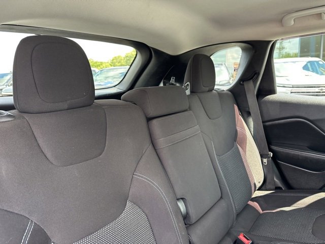 Used 2019 Jeep Cherokee Latitude w/ Popular Appearance Group image 15