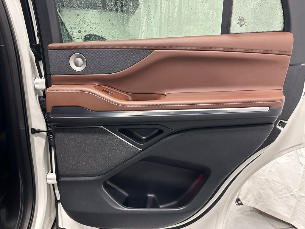 Used 2025 Lincoln Navigator Reserve image 60