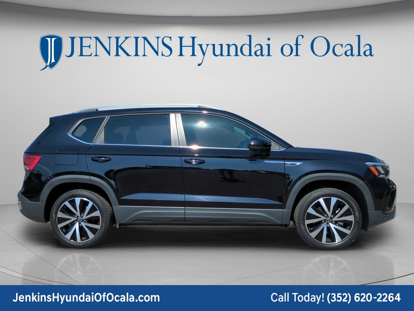 Used 2023 Volkswagen Taos SE image 2