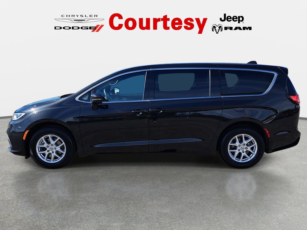 Used 2023 Chrysler Pacifica Touring FWD image 7