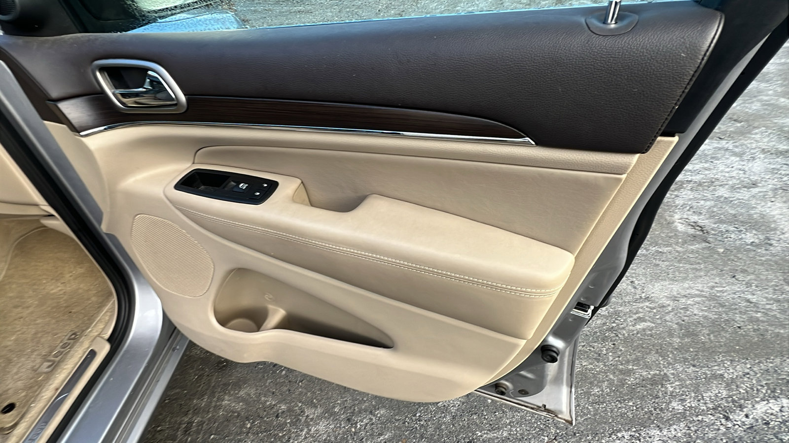 Used 2015 Jeep Grand Cherokee Overland w/ Advanced Technology Group image 18