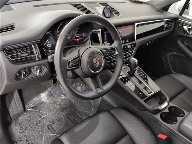 Certified 2025 Porsche Macan Turbo image 4