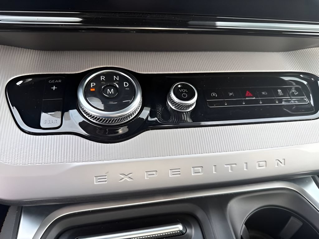 Used 2025 Ford Expedition Active AWD/4WD image 14