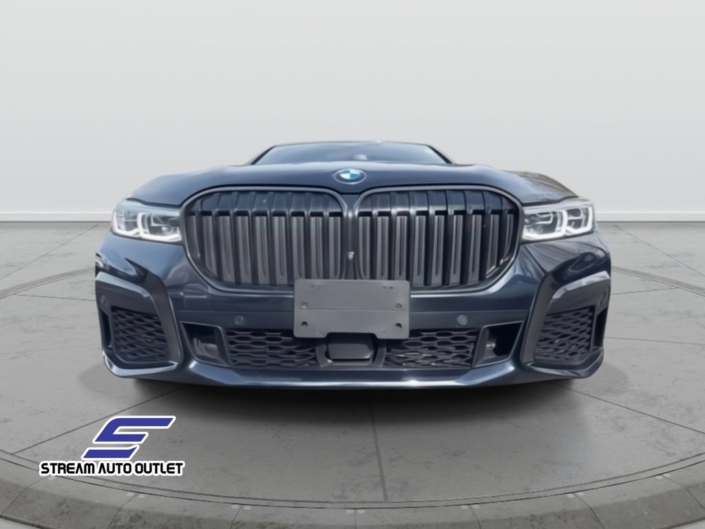 Used 2022 BMW 750i xDrive w/ Executive Package AWD/4WD image 2