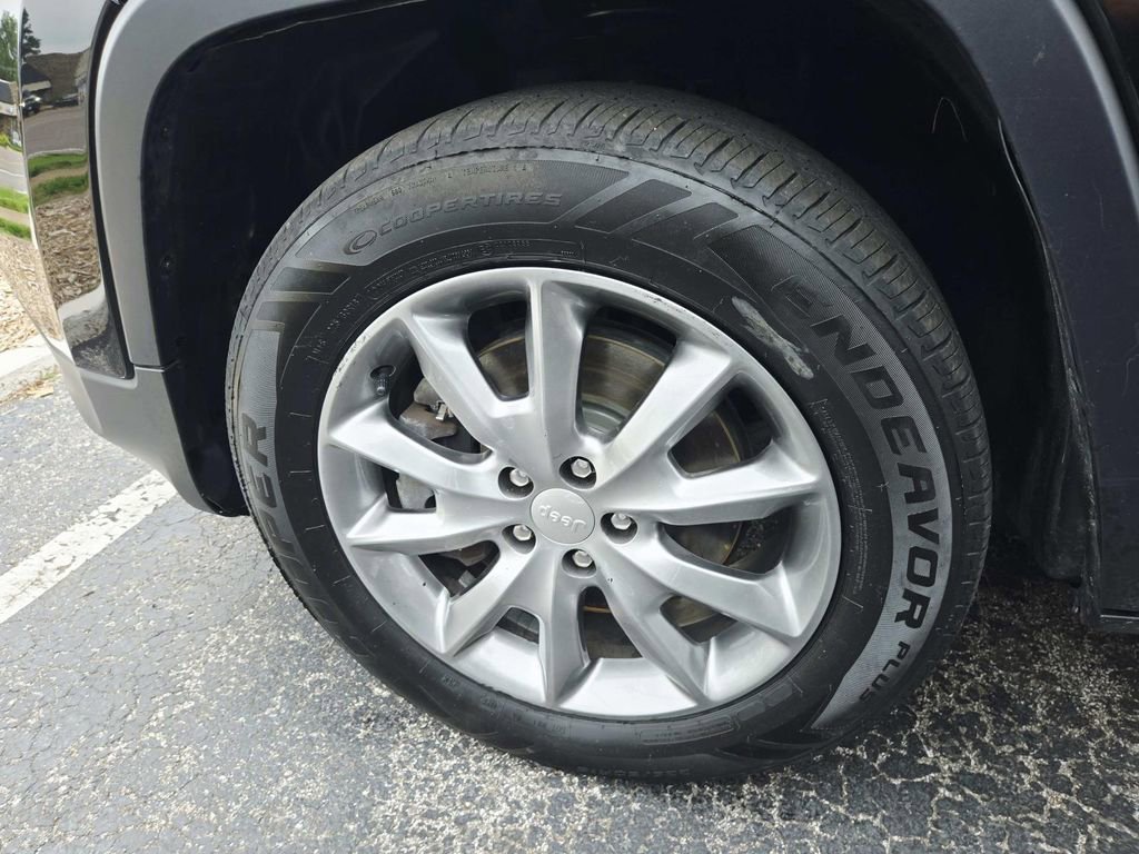 Used 2018 Jeep Cherokee Limited w/ Trailer Tow Group AWD/4WD image 18