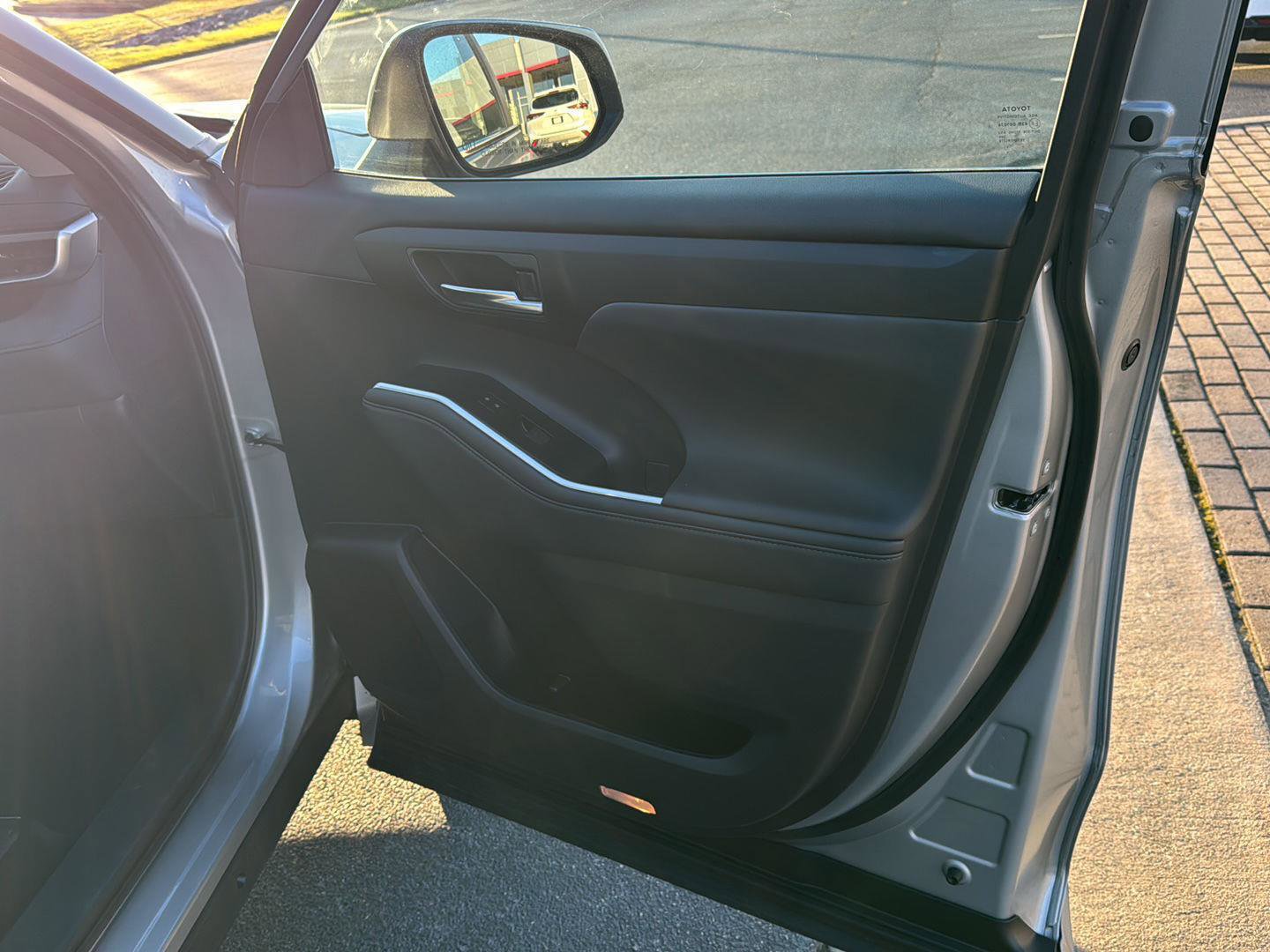 Certified 2025 Toyota Highlander XLE image 12