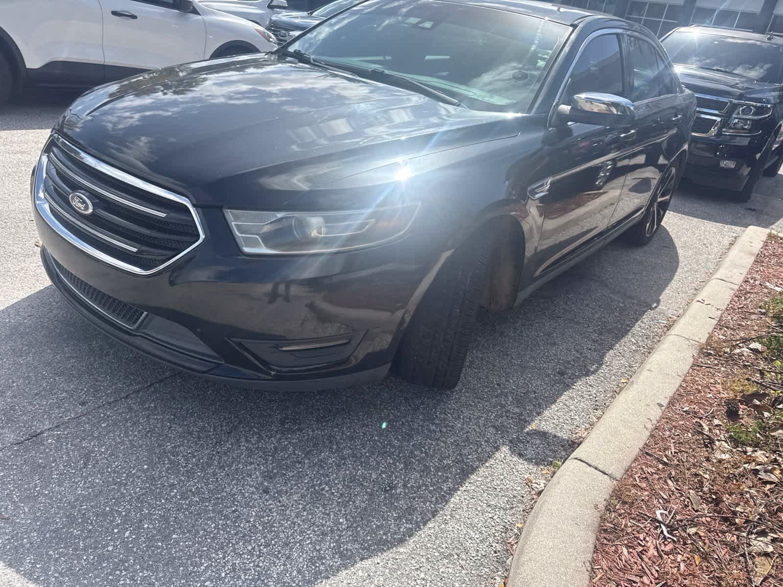 Used 2015 Ford Taurus Limited w/ Equipment Group 301A FWD image 9