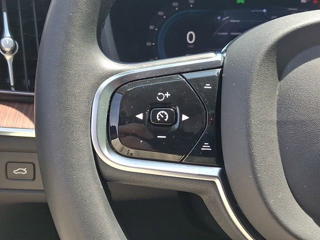 Used 2023 Volvo XC60 B5 Plus image 24