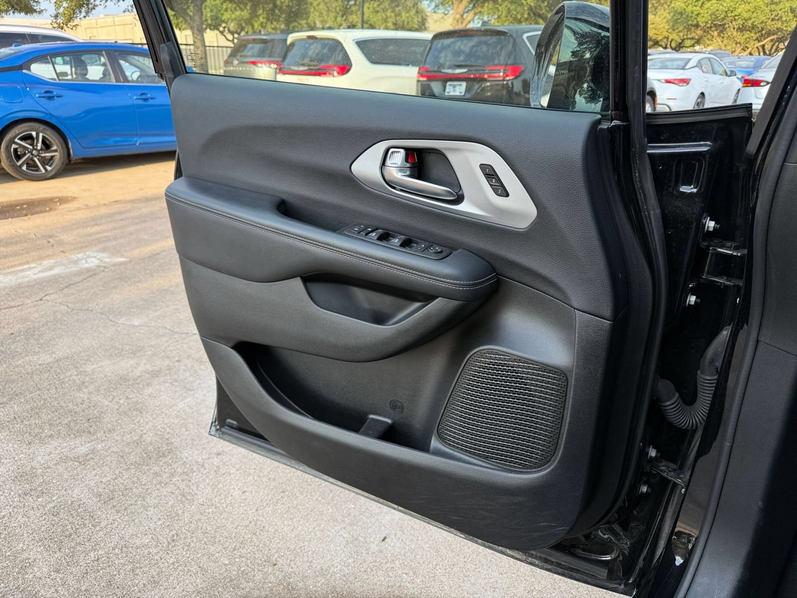 Used 2025 Chrysler Pacifica Limited FWD image 18
